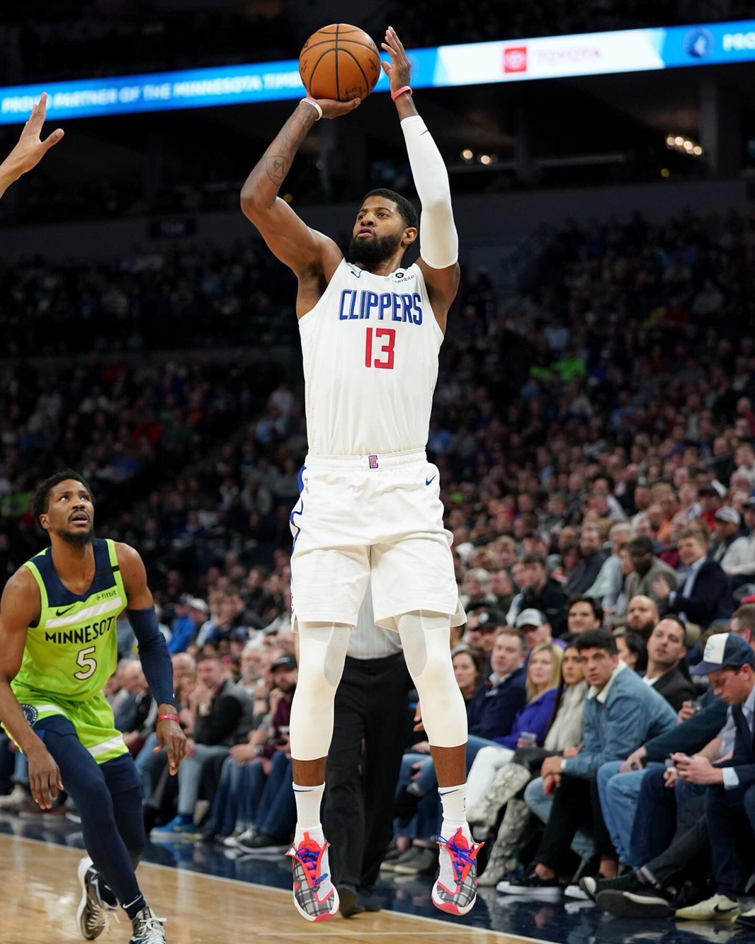 他的一举一 他的一举一