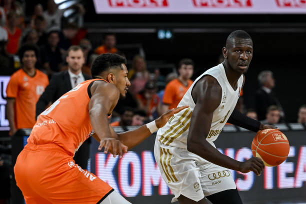 场上吸引着 场上吸引着